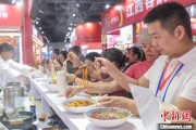 抽签算命“嗦粉”经济火热 中国多地“食力”出圈