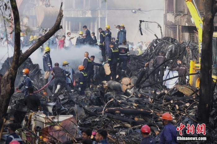 当地时间6月12日，印度航空一架客机(📮)在执飞艾哈迈(🧚)达巴德至伦敦盖(🍪)特威克航线时在飞行过程中坠毁，航班上共有242人。据外媒报道称，飞机坠毁在当地的一所医学院的宿舍区内。据路透社报道，现场找到的尸体可能包括乘客与地面的(🌟)遇难者。根据现场拍摄的照片和视频显示，飞机残骸散落在建筑物周围，机身卡在了建筑物顶部。图为搜救队在飞机坠毁现场进(⬛)行救援。图/视觉中国